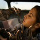 Isabela Moner con algunos Dinobots bebés. No se preocupen, no juegan un rol importante en la película.